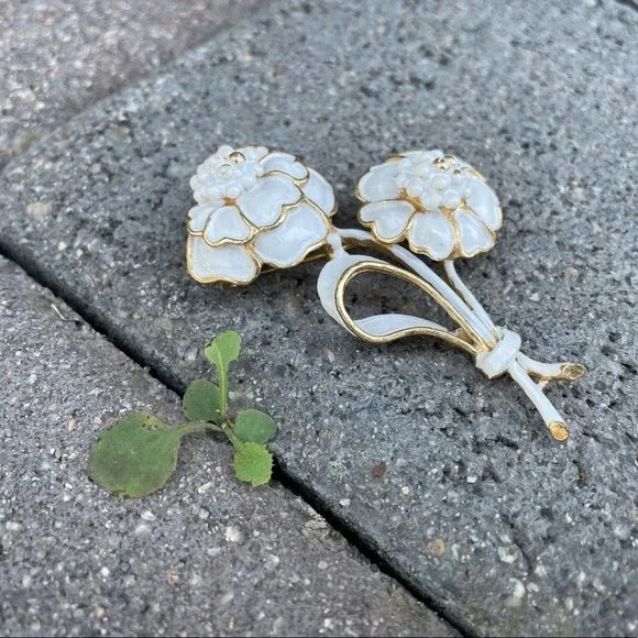 Hollycraft Jewelry Vintage 95s Hollycraft White Floral Brooch